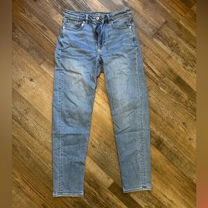 American Eagle High rise Mom Jeans - size 6 Long